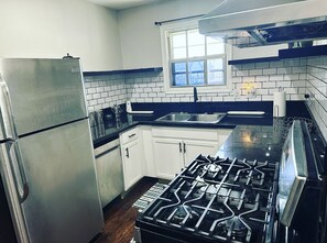 Private kitchen - Welcome to the Retreat at Jean street  (Houston)