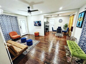 Living area - Welcome to the Retreat at Jean street  (Houston)