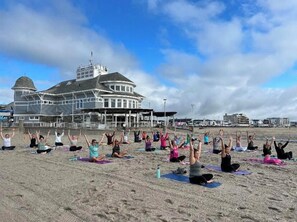 Beach nearby - Huge Beach House with 2 car garage (Hampton)