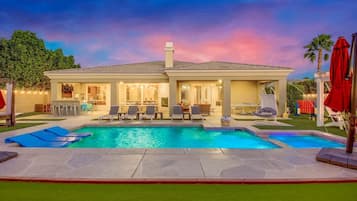 Alberca al aire libre y alberca climatizada