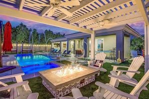 Een buitenzwembad en een verwarmd zwembad