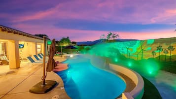 Een buitenzwembad en een verwarmd zwembad