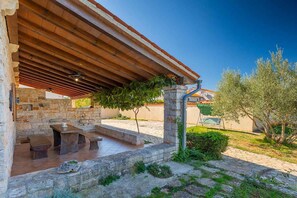 تناول الطعام بالخارج