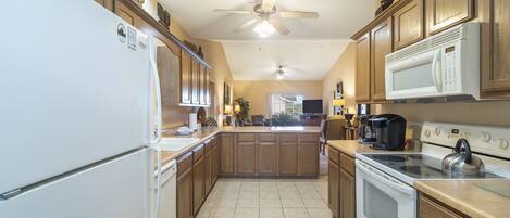 Een koelkast, een microgolfoven, een oven, een kookplaat