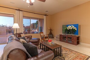 Smart TV, fireplace, video games - Gold Canyon LUX, Mt VIEWS, POOL w/Opt Heat, Spa, Fire Pit, Theater & Arcade, 2 Garage Spaces (Gold Canyon)