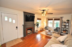 Smart TV - Paducah’s Cutest Cottage renovated with yoga studio (Paducah)