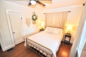 2 slaapkamers, een bureau, een strijkplank/strijkijzer, gratis wifi