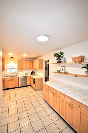 Fridge, microwave, oven, stovetop - Paducah’s Cutest Cottage renovated with yoga studio (Paducah)