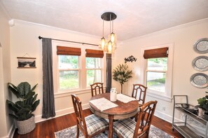 Dining - Paducah’s Cutest Cottage renovated with yoga studio (Paducah)