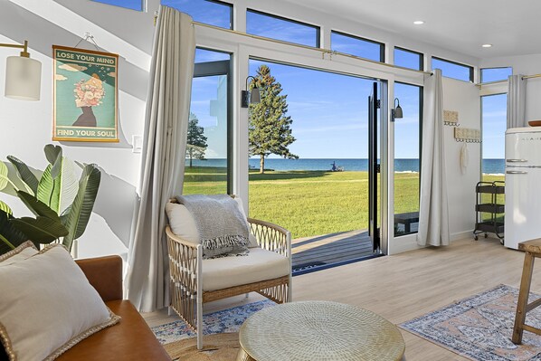 Smart TV, fireplace, books - Luxury Lakefront Home! Family Retreat. Private Beach & Perfect for Entertaining! (Two Rivers)