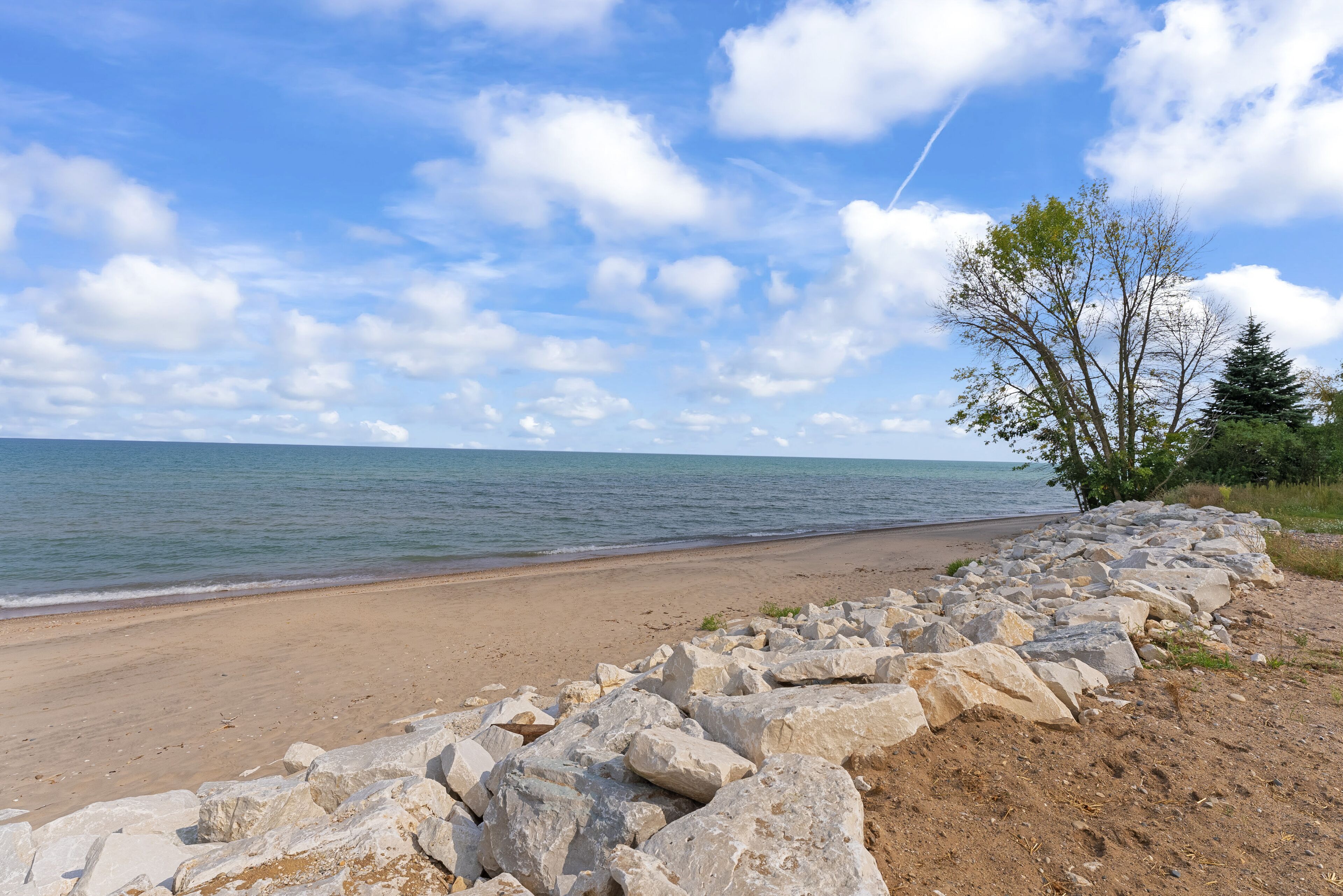 在海滩、沙滩椅、沙滩毛巾