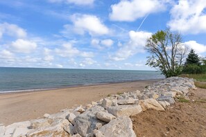 Sulla spiaggia, lettini da mare, teli da spiaggia