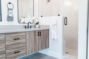 Douche, séchoir à cheveux, serviettes fournies, savon