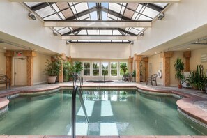 من حمّامات السباحة المغطاة