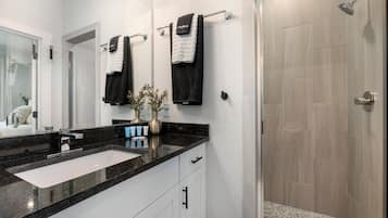 Douche, sèche-cheveux, serviettes fournies, savon
