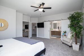 3 habitaciones, tabla de planchar con plancha, wifi y ropa de cama