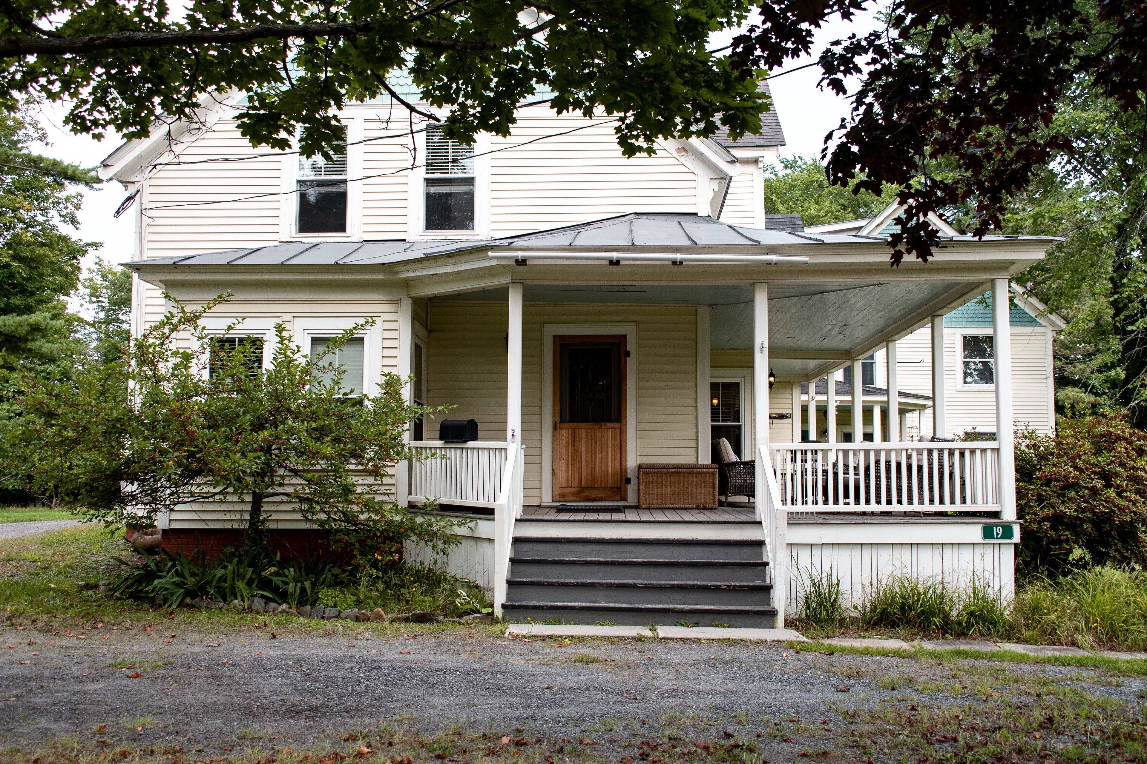 19A Pleasant St Condo - walk everywhere, pet friendly