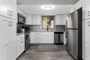 Kühlschrank, Mikrowelle, Ofen, Herdplatte