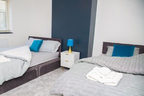 4 habitaciones, tabla de planchar con plancha, wifi y ropa de cama 