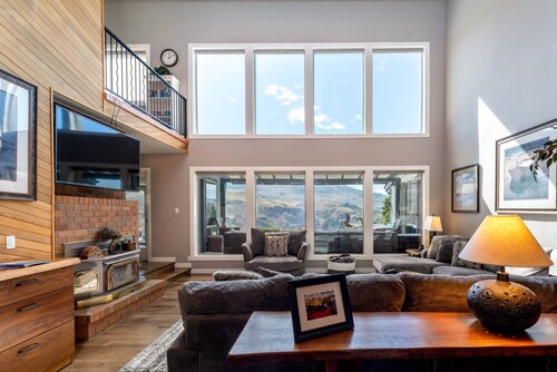 Riverview Pool Villa near Chelan, and Hot Tub!