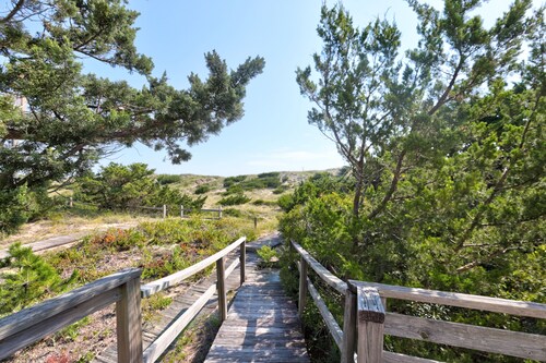 Oceanfront, Amazing Sunrises, Dog Friendly, Private deck & Screened in Porch