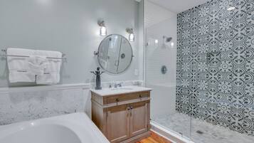Combined shower/tub, hair dryer, towels