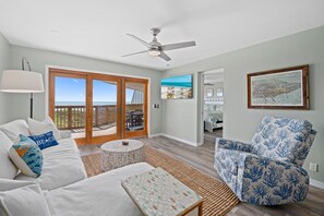 Fernseher, Tischfußball, Tischtennisplatte, Bücher