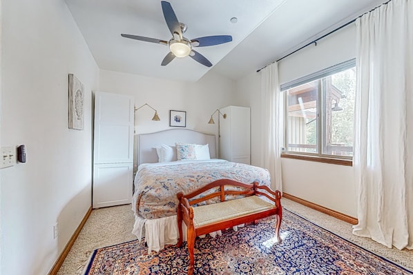 2 bedrooms, internet, bed sheets