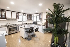 Een microgolfoven, een oven, een kookplaat, een vaatwasser