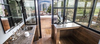 Breathtaking Views Mansion w/King Beds