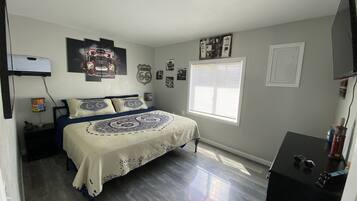 4 bedrooms, iron/ironing board, WiFi, bed sheets