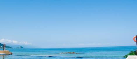 Een buitenzwembad en een verwarmd zwembad