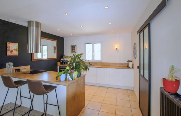 Kjøleskap, ovn, kokeplater og oppvaskmaskin