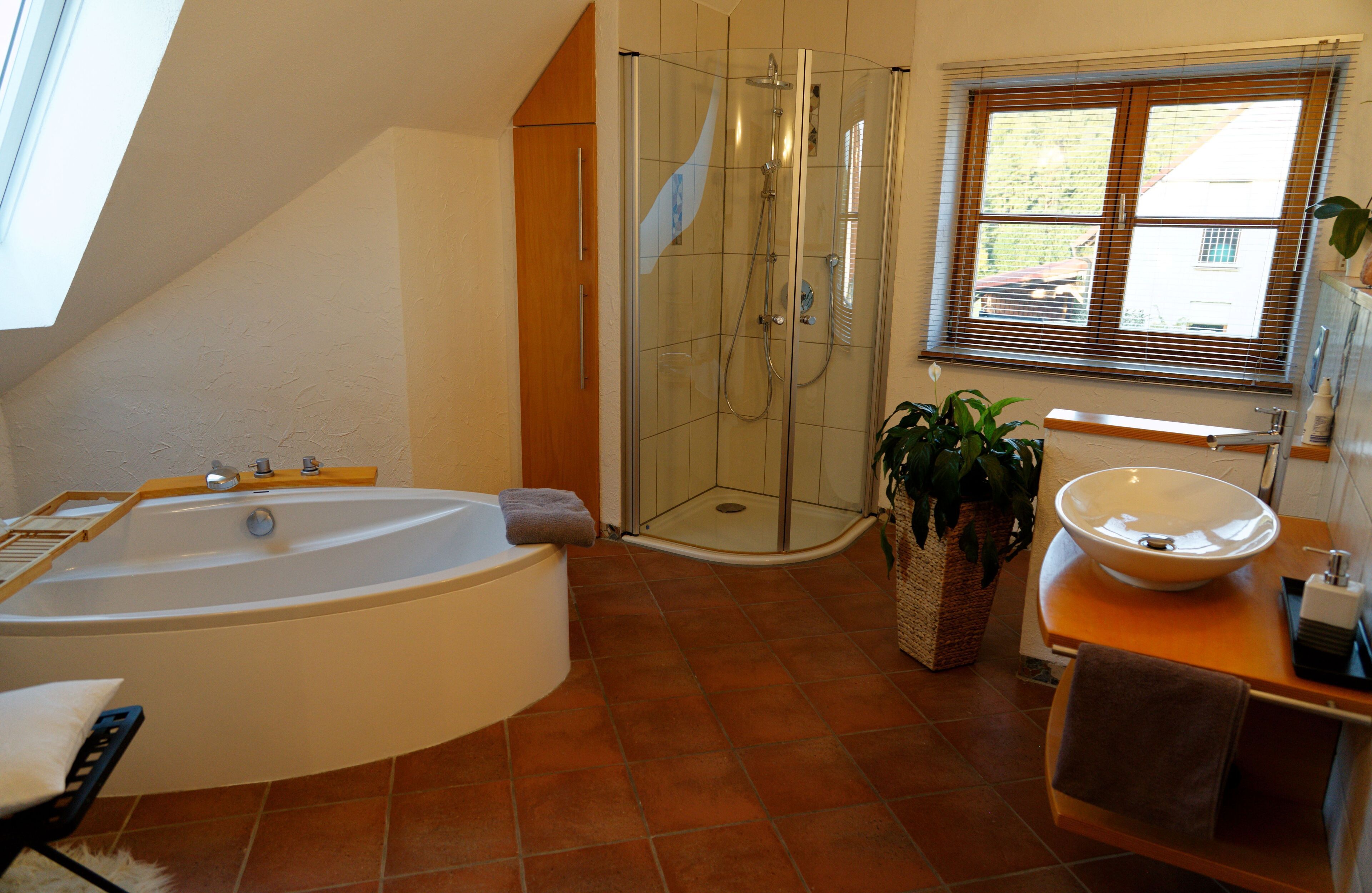 Ferienwohnung mit Balkon-Großes Bad mit freistehender Badewanne