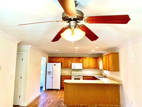 Great 3 Bedroom Condo in Five Points. Close to UGA and Dowtown. 