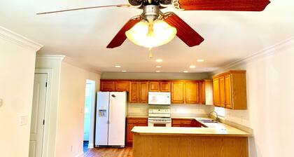 Great 3 Bedroom Condo in Five Points. Close to UGA and Dowtown.