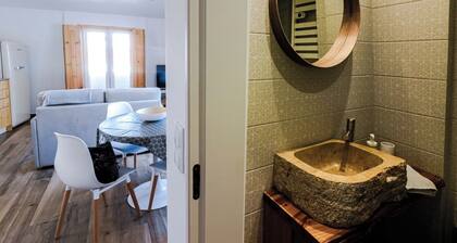 1 minute from the beach and in the center of the village there is a duplex full of light âïž