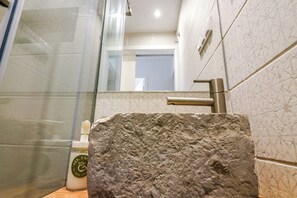 Dusche, Haartrockner, Handtücher, Seife