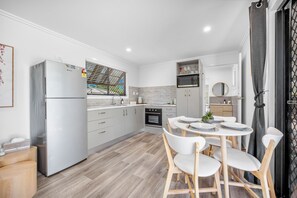 Frigorífico, microondas, horno y placa de cocina