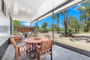 Outdoor dining - Little Sunshine private Guest house (Sunshine Acres)