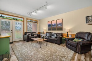 Smart TV, fireplace - Family Condo • 5 min from Dollywood • Heart of Pigeon Forge (Pigeon Forge)