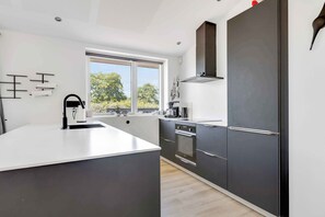 Réfrigérateur, four, lave-vaisselle, cafetière/bouilloire