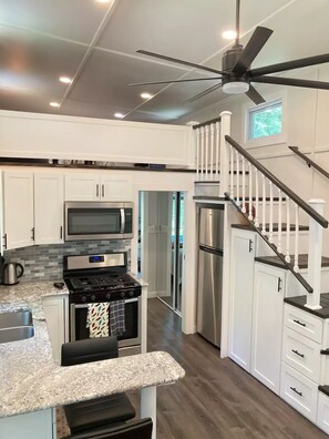 冷蔵庫、電子レンジ、オーブン、コンロ