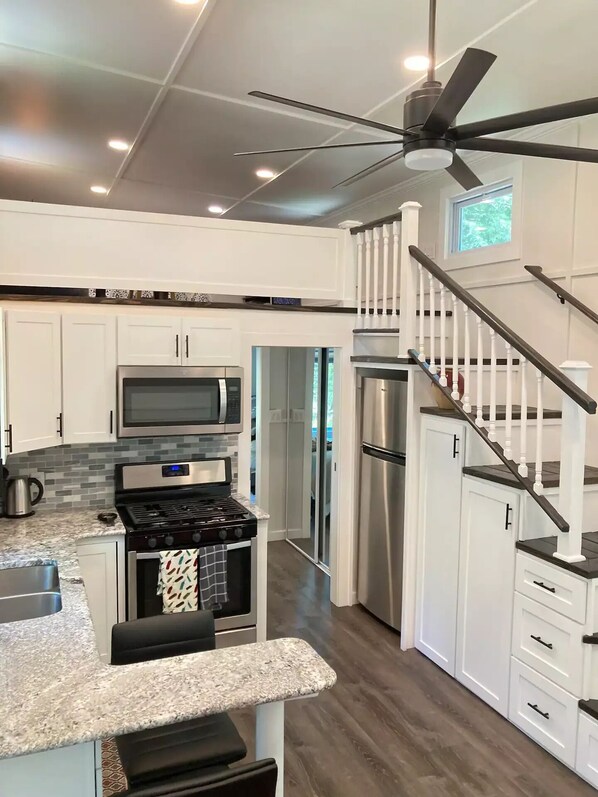 Fridge, microwave, oven, stovetop - Esopus Creek modern Tiny house Retreat in Woodstock &Kingston Catskill area! (Kingston)