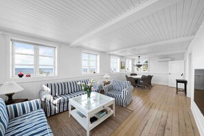 Living area - Cottage with breathtaking sea and cliff views (Allinge)
