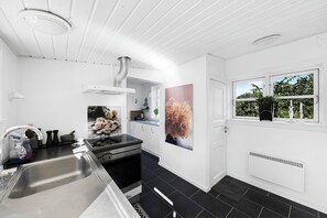 Fridge, microwave, oven, stovetop - Cottage with breathtaking sea and cliff views (Allinge)