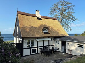 Exterior - Cottage with breathtaking sea and cliff views (Allinge)