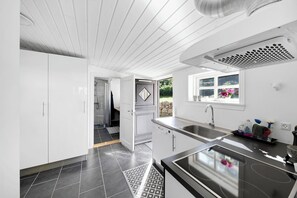 Fridge, microwave, oven, stovetop - Cottage with breathtaking sea and cliff views (Allinge)