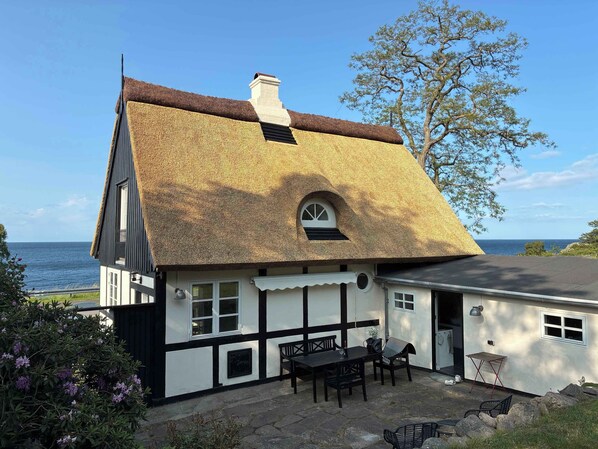 Exterior - Cottage with breathtaking sea and cliff views (Allinge)