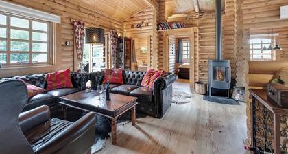 Charming cabin with wilderness hot tub